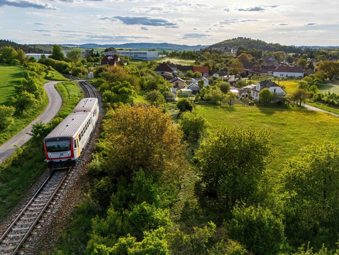 Hrad Sádek je dominantou širokého okolí a můžete ho spatřit z vlaku na trati z Okříšek do Znojma. Fo
