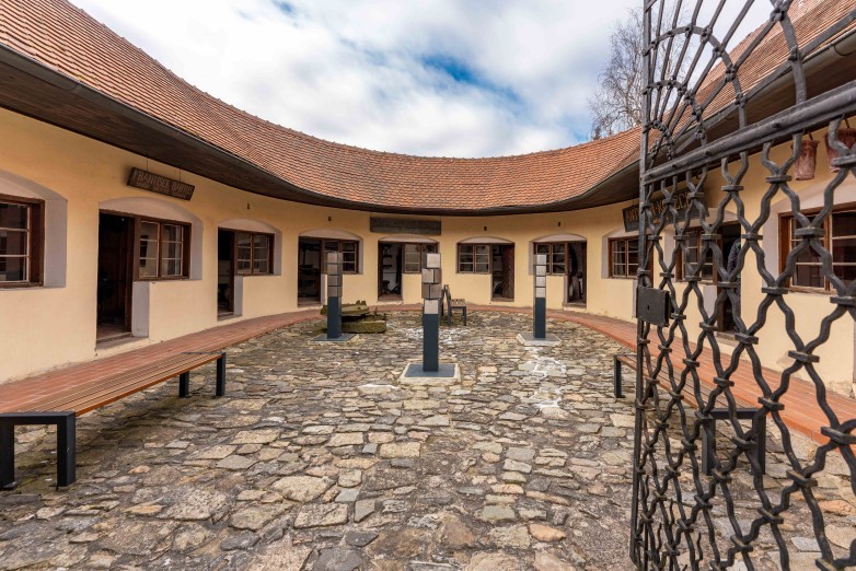 Součástí muzeu jsou také masné krámy s expozicí venkovských řemesel. Foto Roman Šulc.