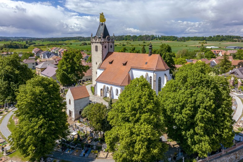 Dominantou Budišova je kostel s pozlacenou korouhví. Foto Roman Šulc.