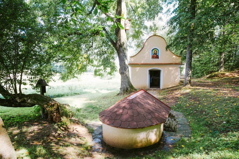 U studánky se nachází také kaplička. Foto Pavel Rybníček.