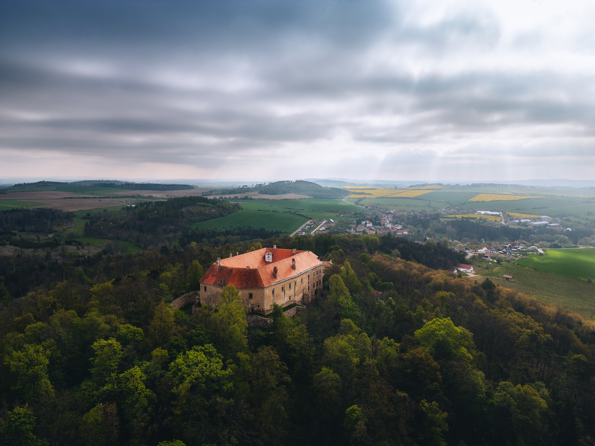 Z opevnění hradu se do dnešních dnů zachovaly valy, jedno ze zastavení naučné stezky. Z opevnění hradu se do dnešních dnů zachovaly valy, jedno ze zastavení naučné stezky.