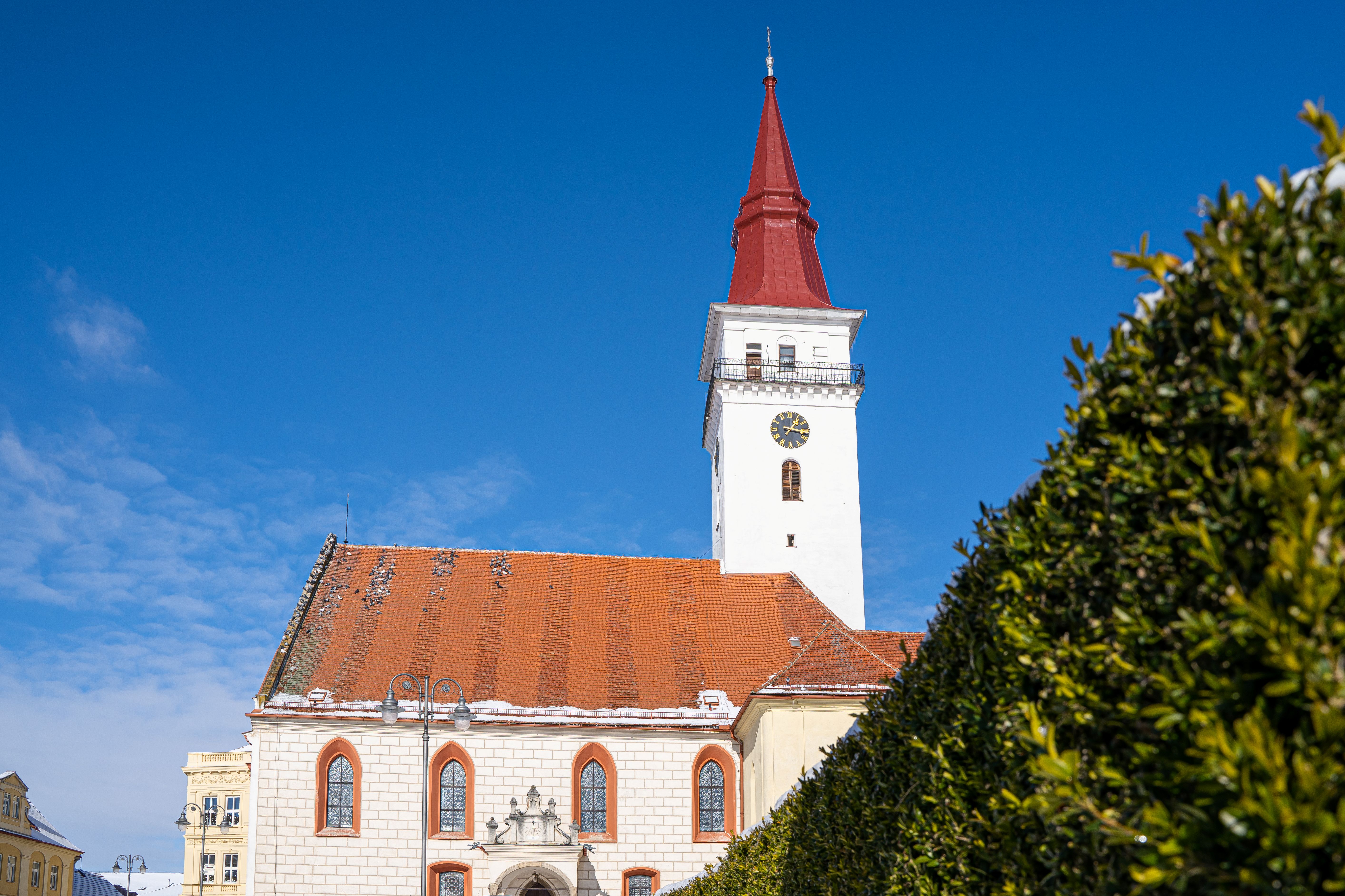 Jemnickému náměstí dominuje kostel sv. Stanislava s vysokou věží. Jemnickému náměstí dominuje kostel sv. Stanislava s vysokou věží.