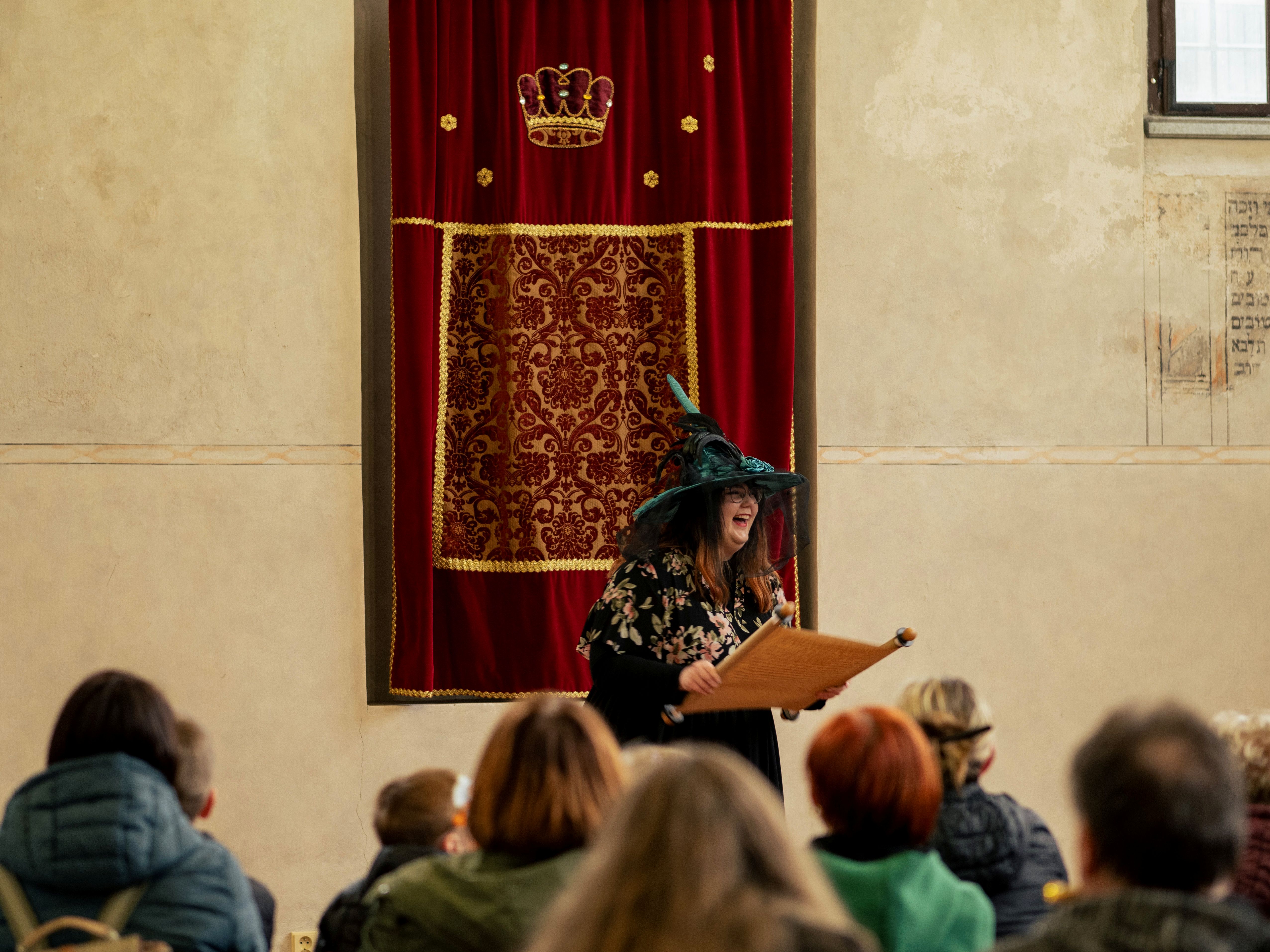 Purimový příběh najdete ve Starém zákoně v knize Ester. Také z ní se bude předčítat v Zadní synagoze v Třebíči. Purimový příběh najdete ve Starém zákoně v knize Ester. Také z ní se bude předčítat v Zadní synagoze v Třebíči.