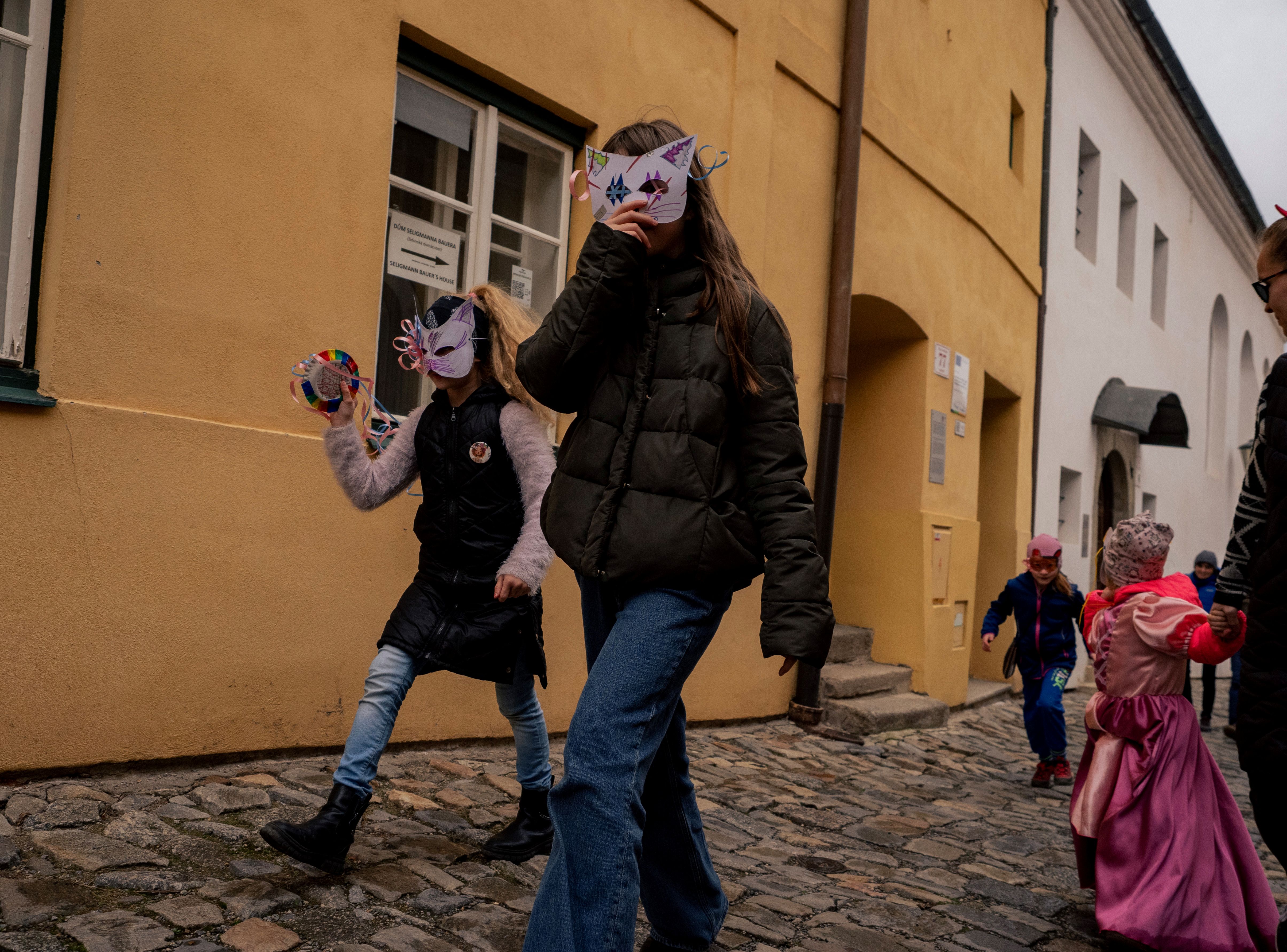 Purim je podobný našemu karnevalu, jedná se o nejveselejší židovský svátek. Purim je podobný našemu karnevalu, jedná se o nejveselejší židovský svátek.