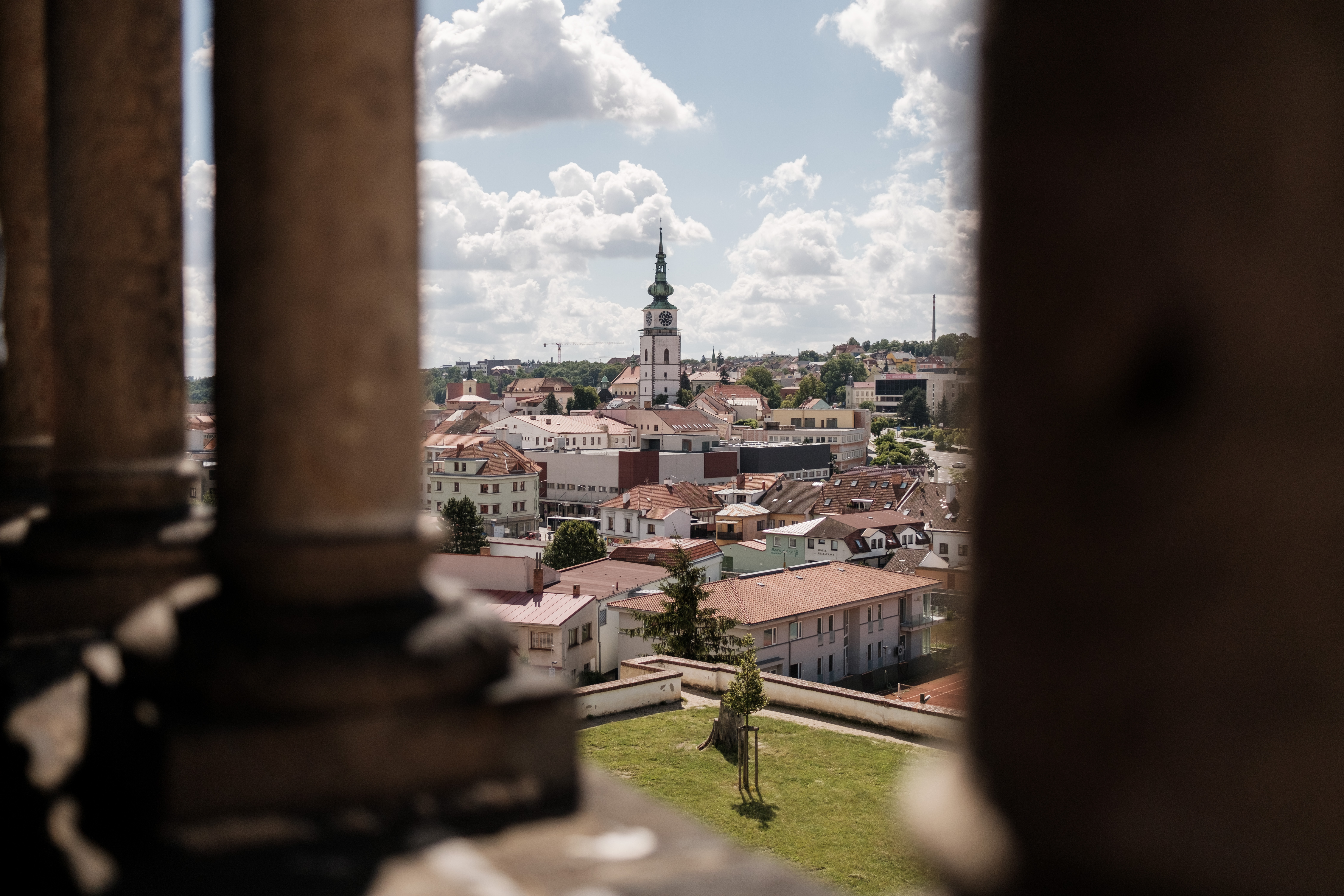 Netypický pohled na Třebíč se otevírá z trpasličí galerie baziliky sv. Prokopa v Třebíči. Foto Barbora Jahodová. Netypický pohled na Třebíč se otevírá z trpasličí galerie baziliky sv. Prokopa v Třebíči. Foto Barbora Jahodová.