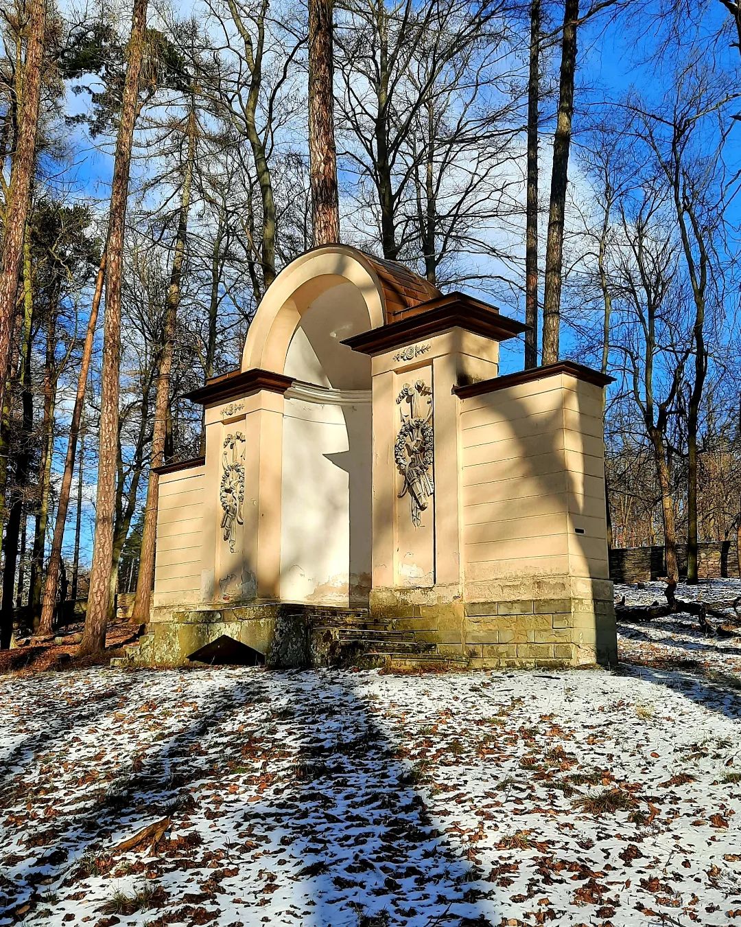 Obora v Jinošově je upravený krajinářský park s drobnými stavbami. Obora v Jinošově je upravený krajinářský park s drobnými stavbami.