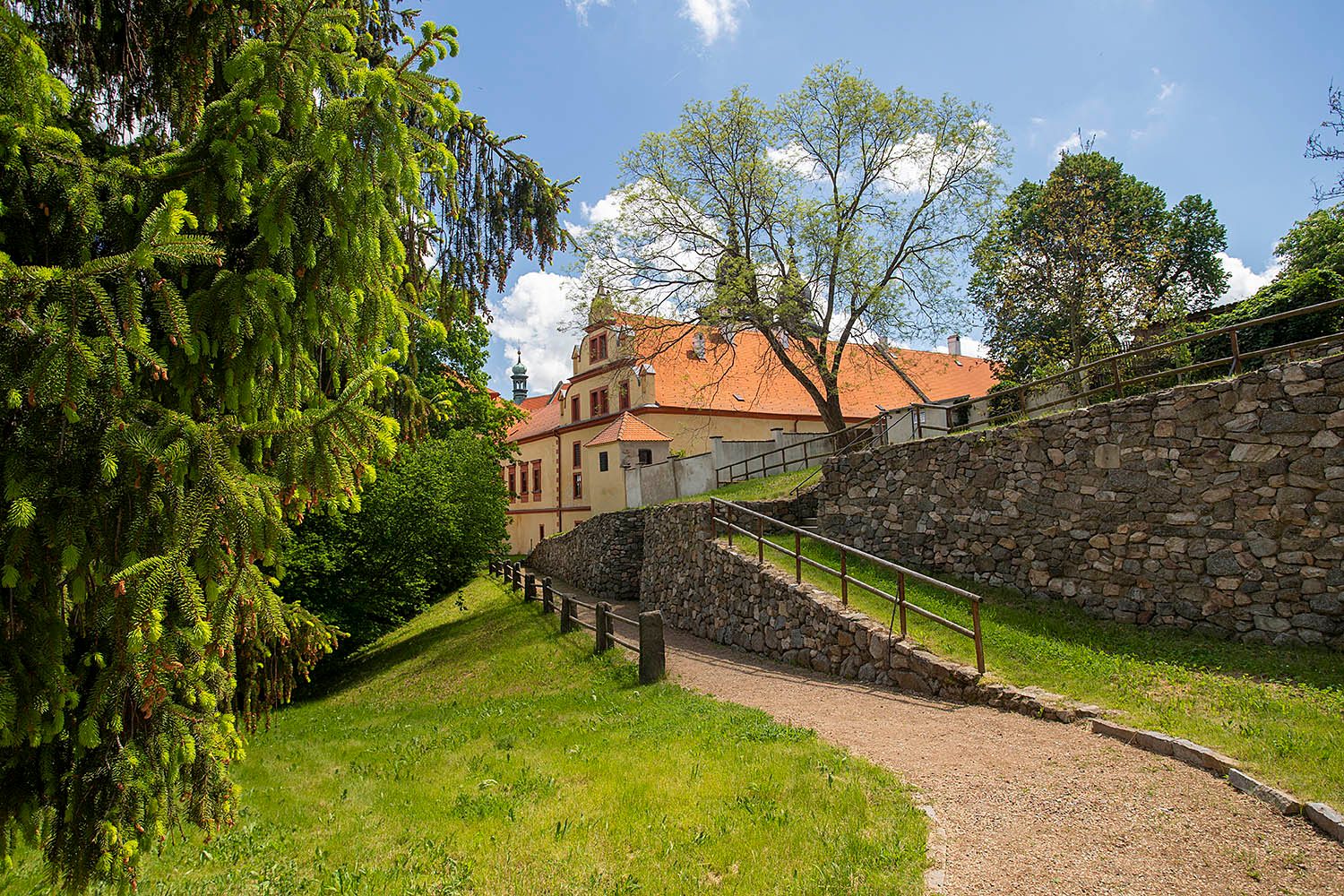 Zámecké příkopy Třebíč Zámecké příkopy jsou připomínkou opevnění kláštera.