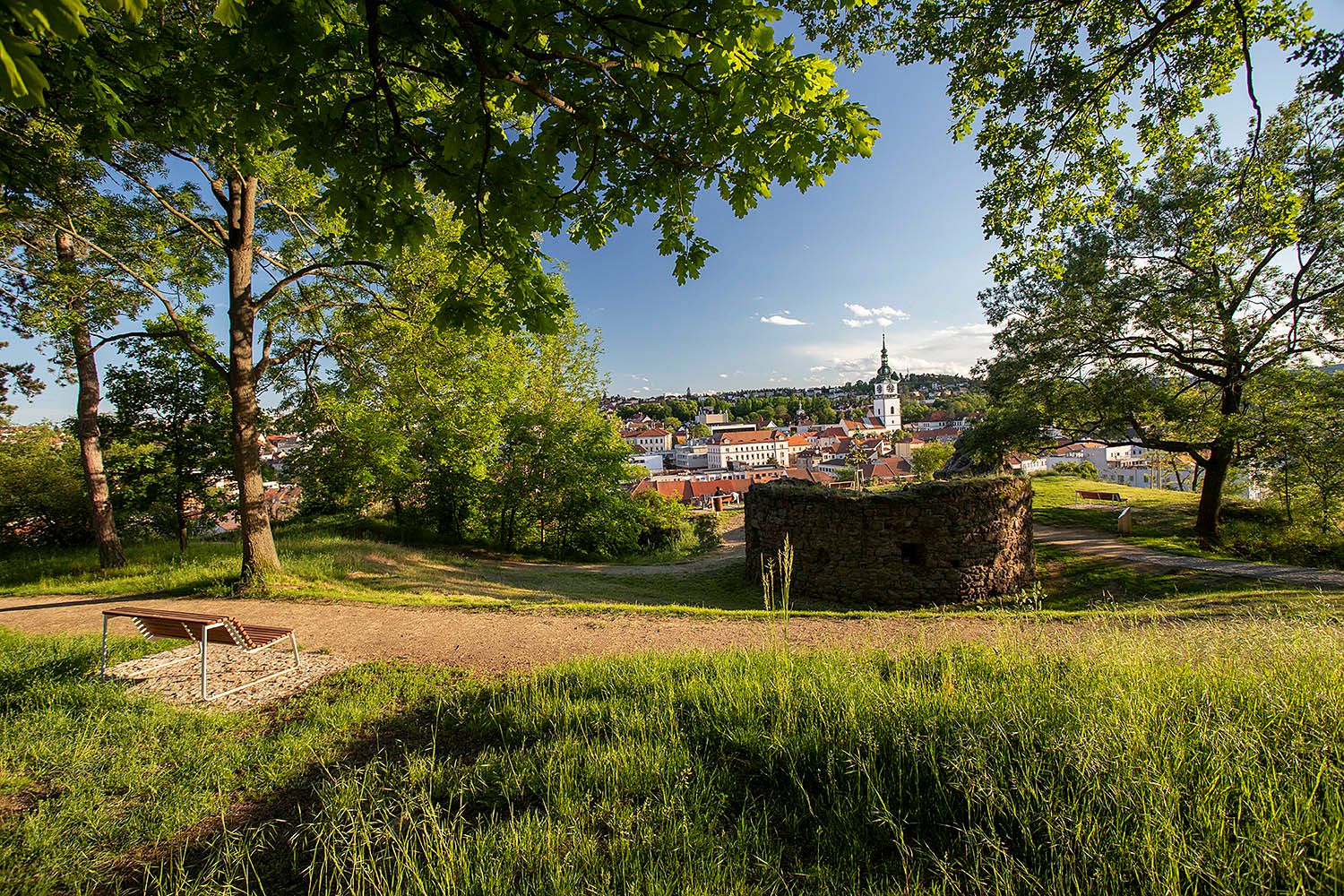 Hrádek Masarykovy sady nebo také Hrádek jsou lesoparkem s krásným výhledem na Třebíč. Foto Petr Ondráček.