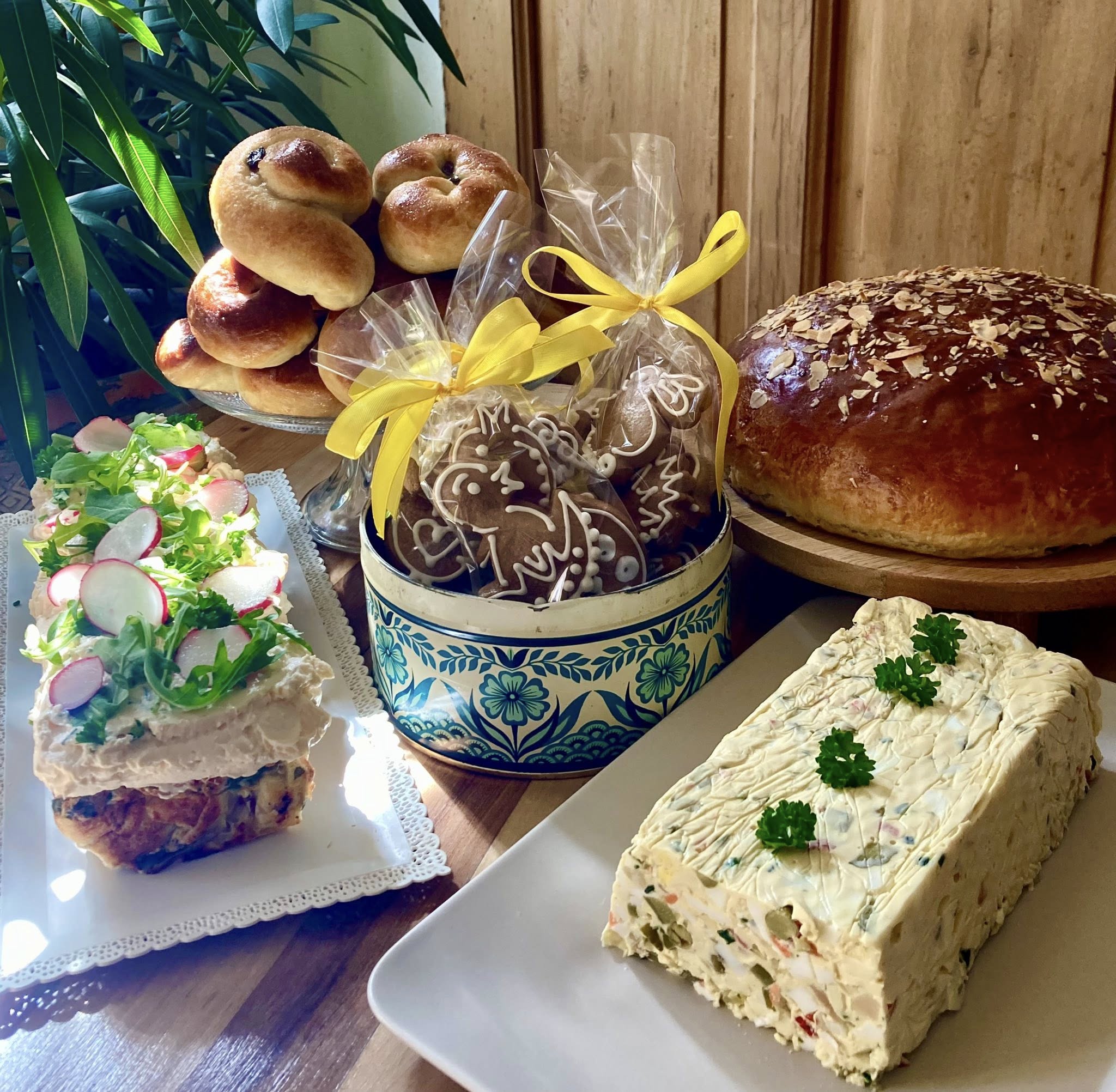Restaurace a bistra nabízejí také speciální velikonoční menu. Restaurace a bistra nabízejí také speciální velikonoční menu.