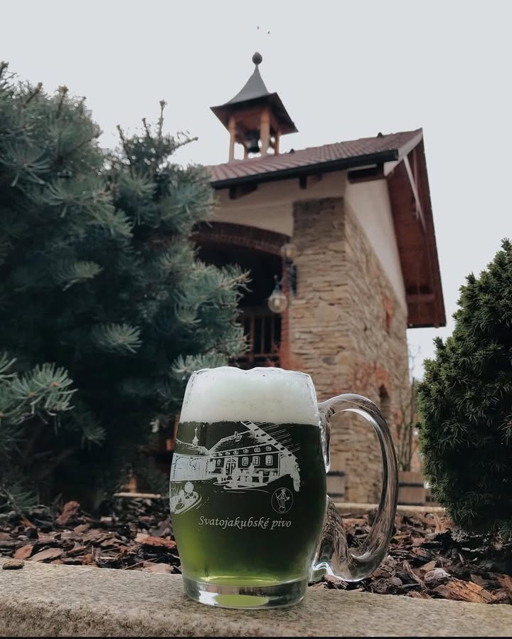 Zelené pivo vlastní výroby ochutnáte ve Svatojakubském pivovaru v Hlubokém. Zelené pivo vlastní výroby ochutnáte ve Svatojakubském pivovaru v Hlubokém.