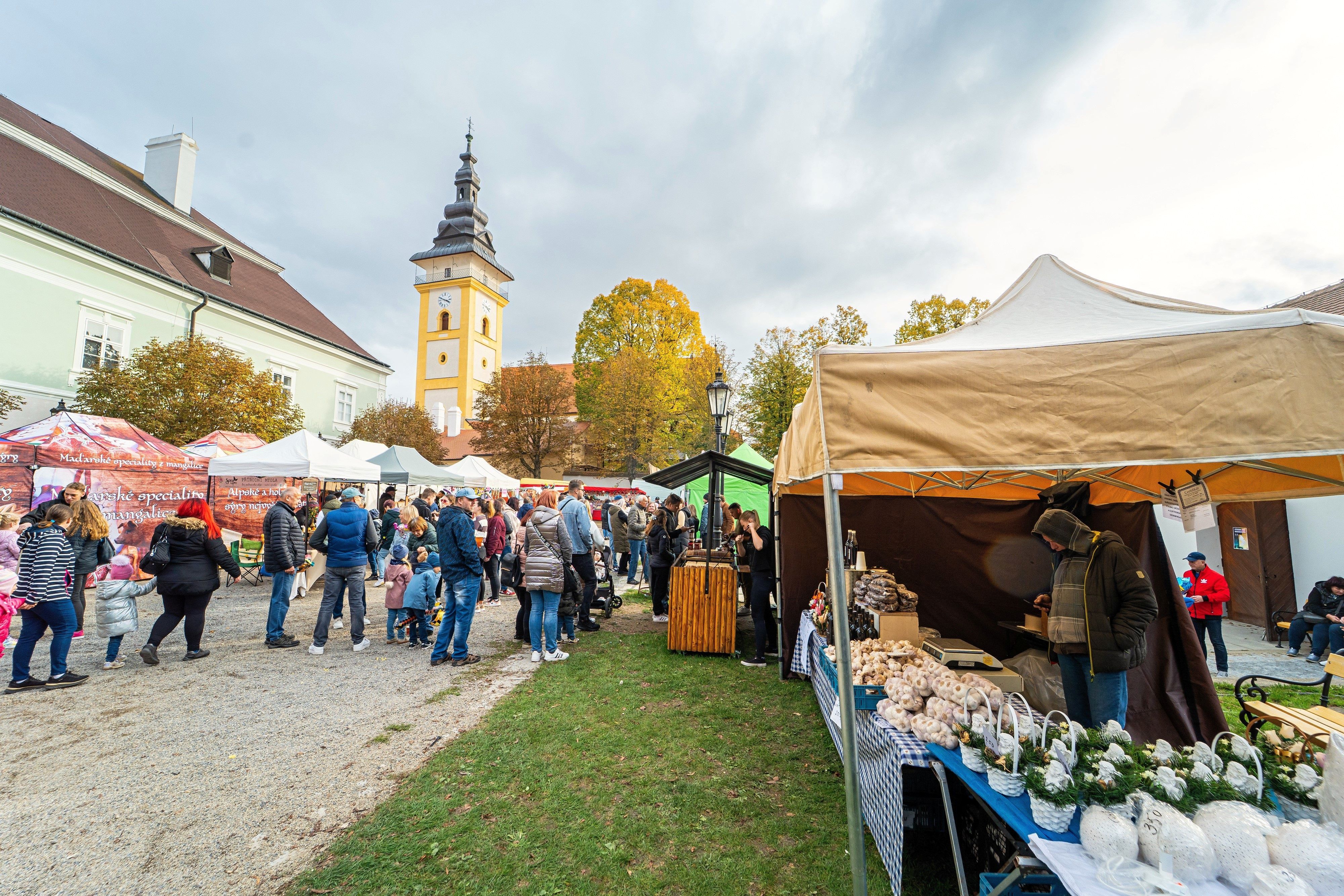 V sobotu i neděli budou na zámeckém nádvoří a Purcnerově ulici probíhat trhy. Foto David Baštář. V sobotu i neděli budou na zámeckém nádvoří a Purcnerově ulici probíhat trhy. Foto David Baštář.