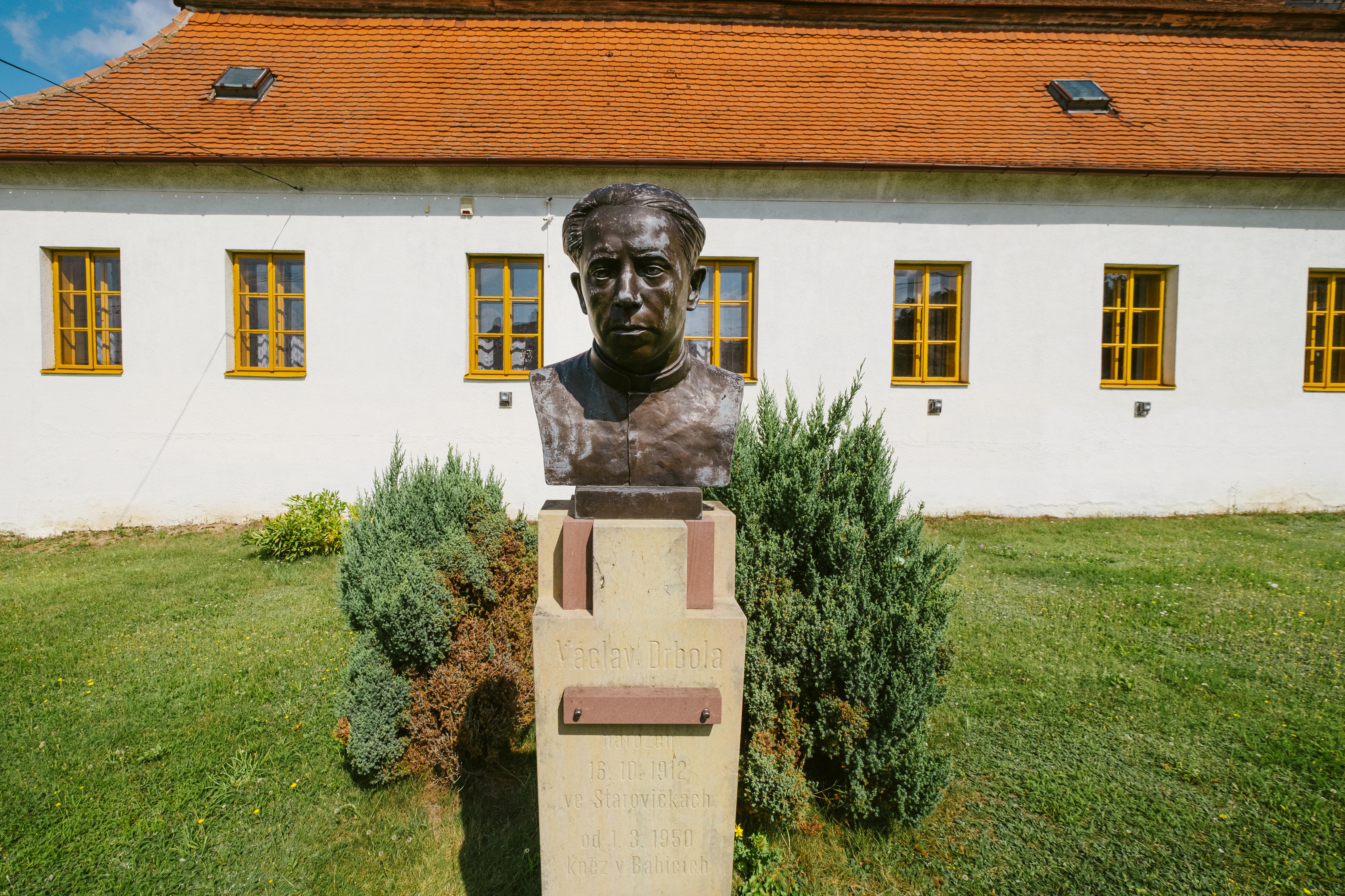 Před farou v Babicích je umístěna busta Václava Drboly. Foto Pavel Rybníček. Před farou v Babicích je umístěna busta Václava Drboly. Foto Pavel Rybníček.
