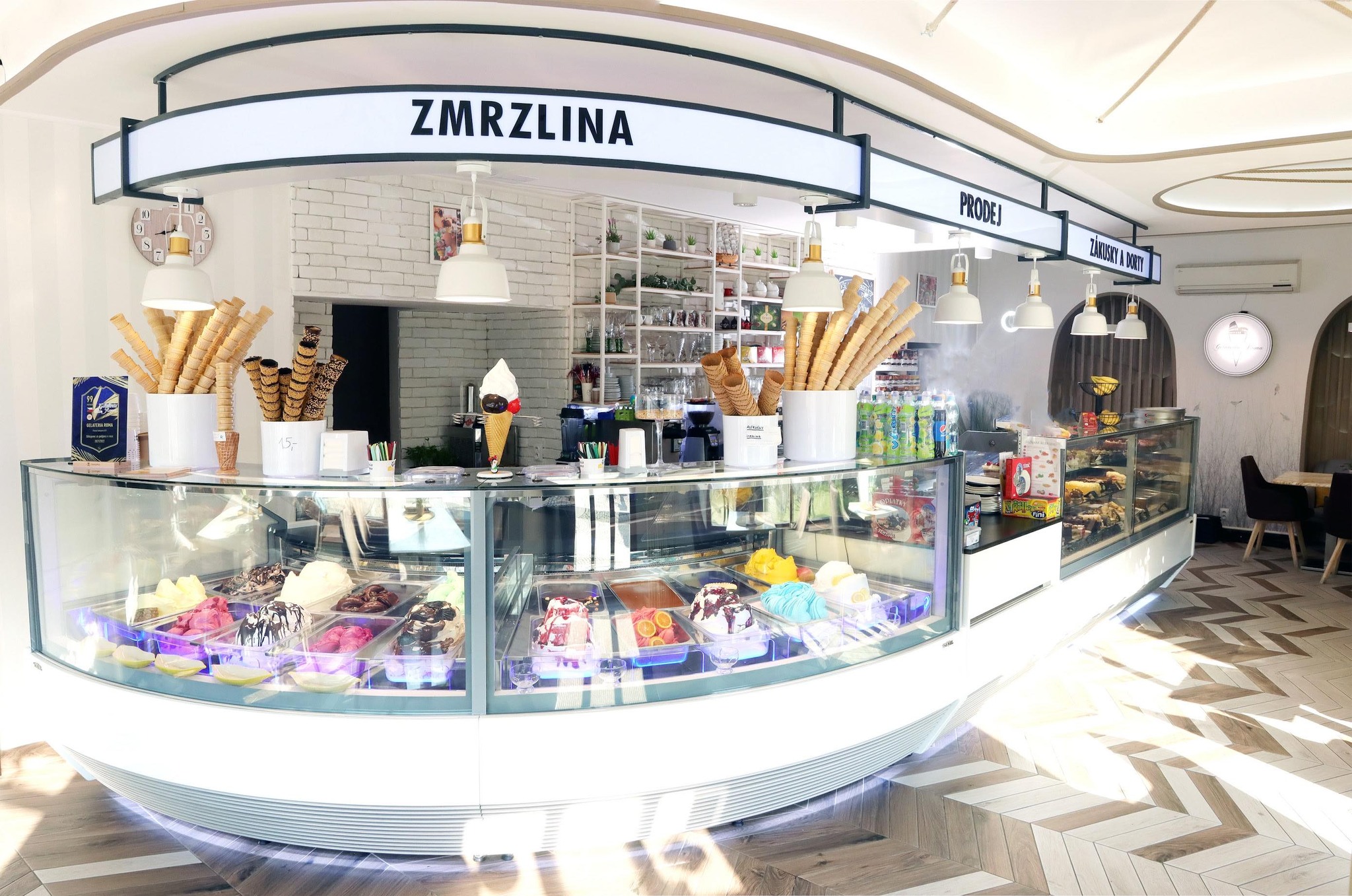 Gelateria Roma v Třebíči má skvělé zákusky a řemeslnou i točenou zmrzlinu. Gelateria Roma v Třebíči má skvělé zákusky a řemeslnou i točenou zmrzlinu.