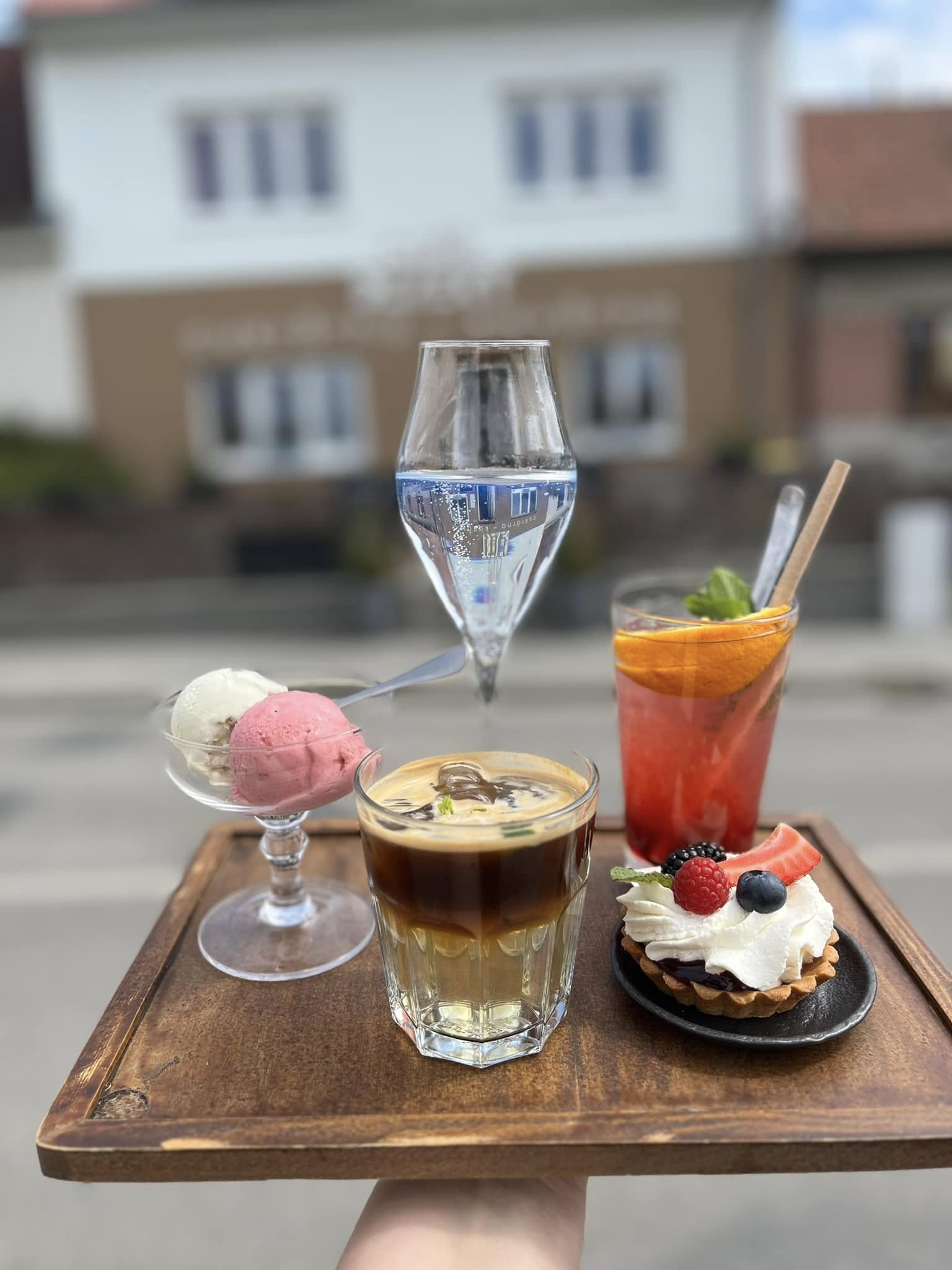 Café dezert v Okříškách najdete také v průvodci Lukáše Hejlíka. Café dezert v Okříškách najdete také v průvodci Lukáše Hejlíka.