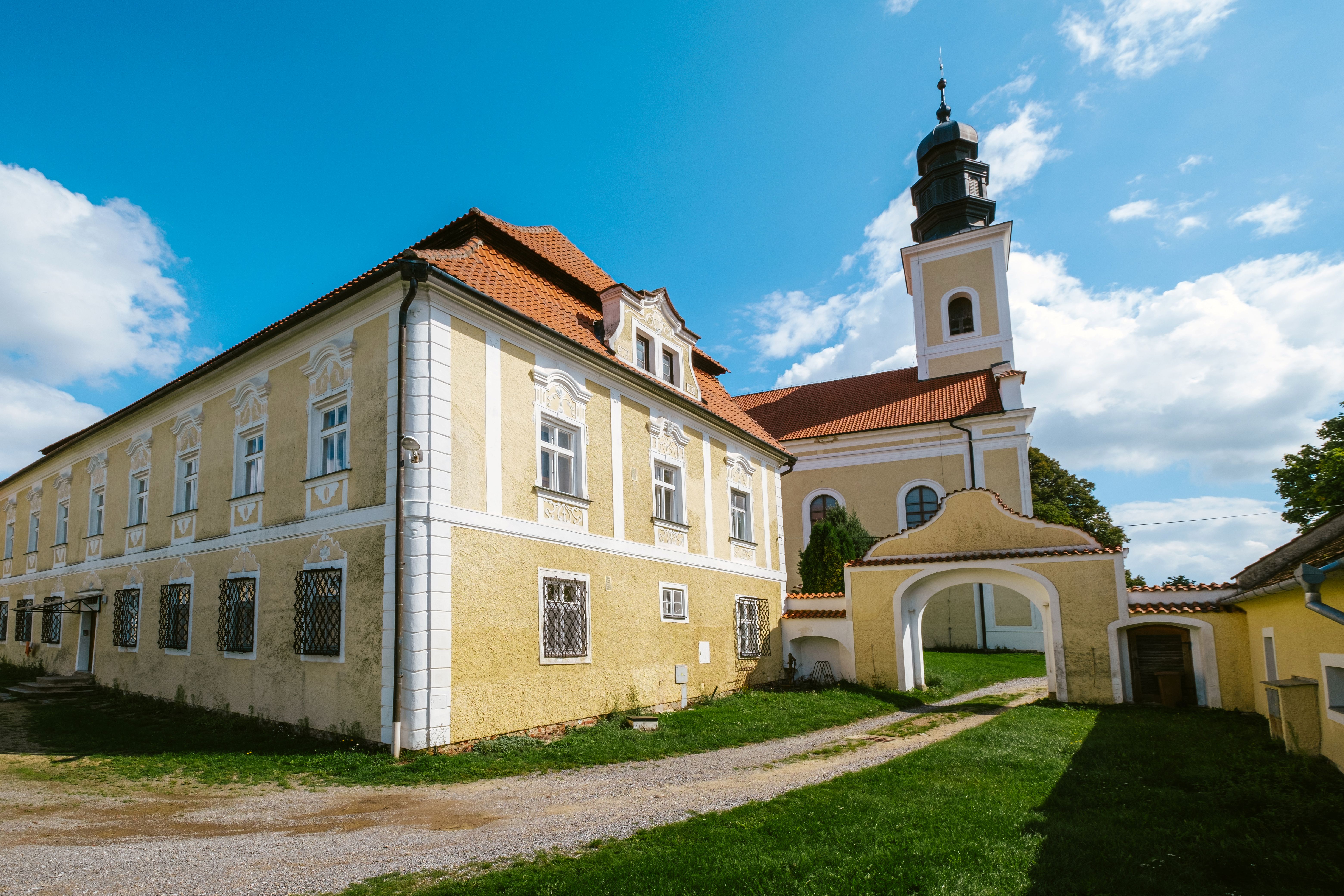 Kostel, fara a zemědělské budovy tvoří cenný historický areál. Foto Pavel Rybníček. Kostel, fara a zemědělské budovy tvoří cenný historický areál. Foto Pavel Rybníček.