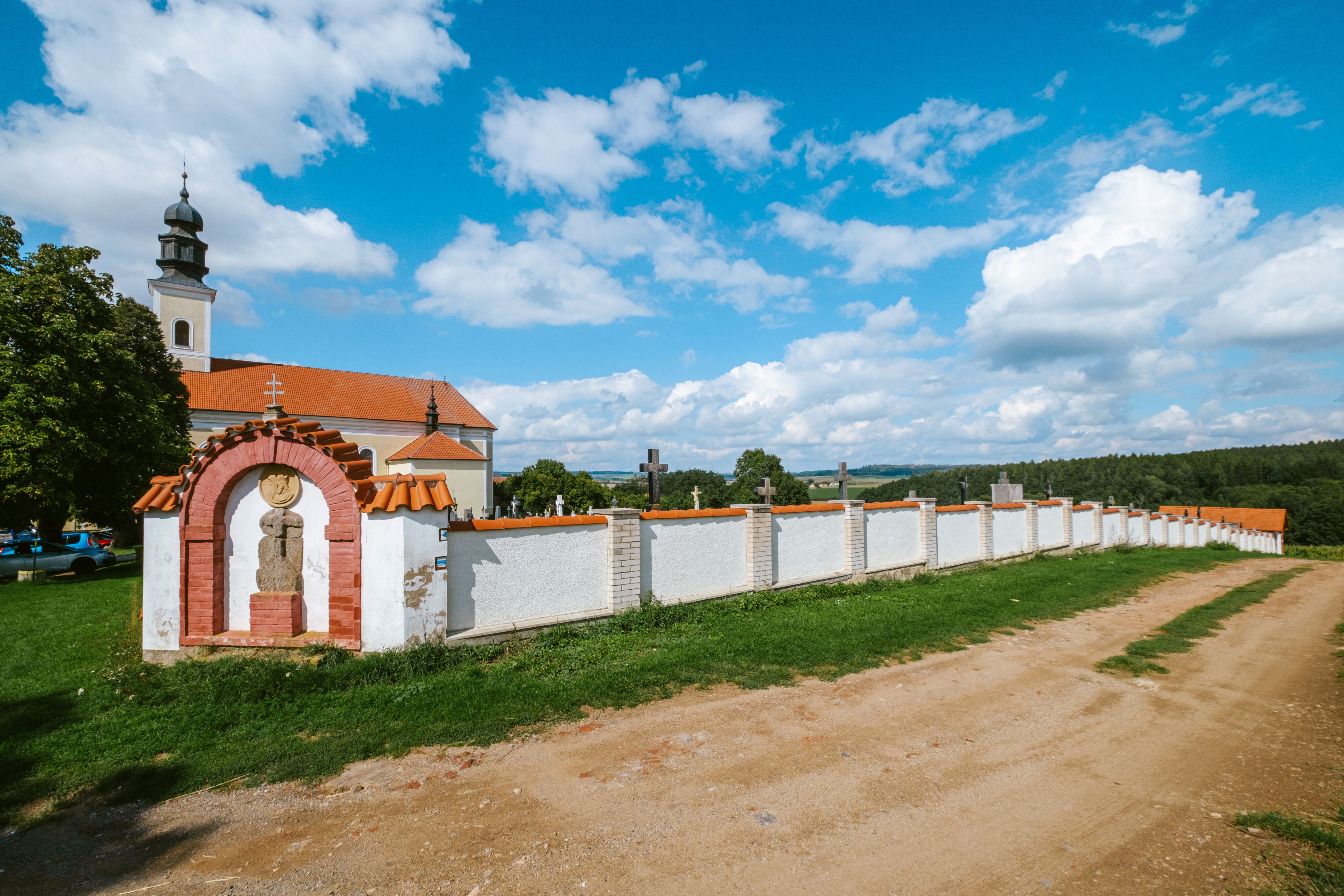 Na klášter ve Velkém Újezdu upomíná smirčí kámen v ohradní zdi hřbitova. Foto Pavel Rybníček. Na klášter ve Velkém Újezdu upomíná smirčí kámen v ohradní zdi hřbitova. Foto Pavel Rybníček.