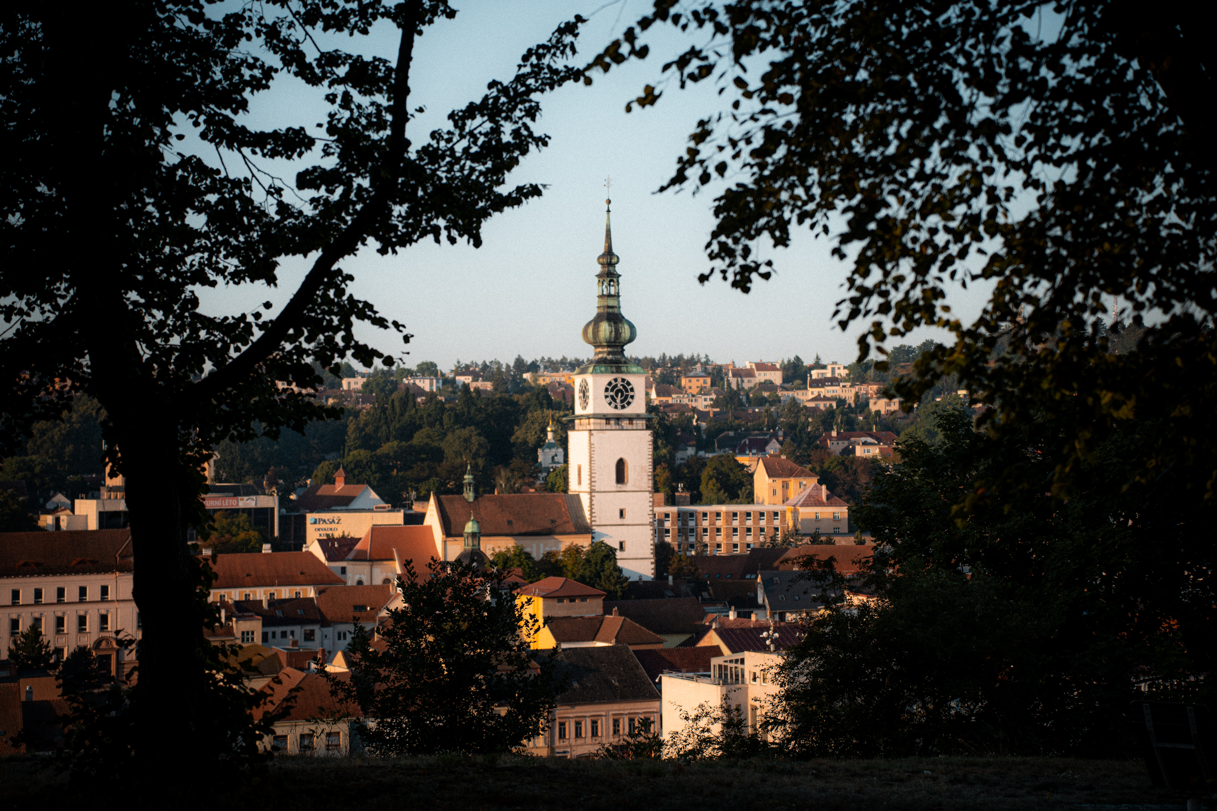 Jednou z dominant Třebíče je městská věž. Využijte společnou vstupenku na věž, vodojem a větrný mlýn. Foto Adam Kubíček. Jednou z dominant Třebíče je městská věž. Využijte společnou vstupenku na věž, vodojem a větrný mlýn. Foto Adam Kubíček.