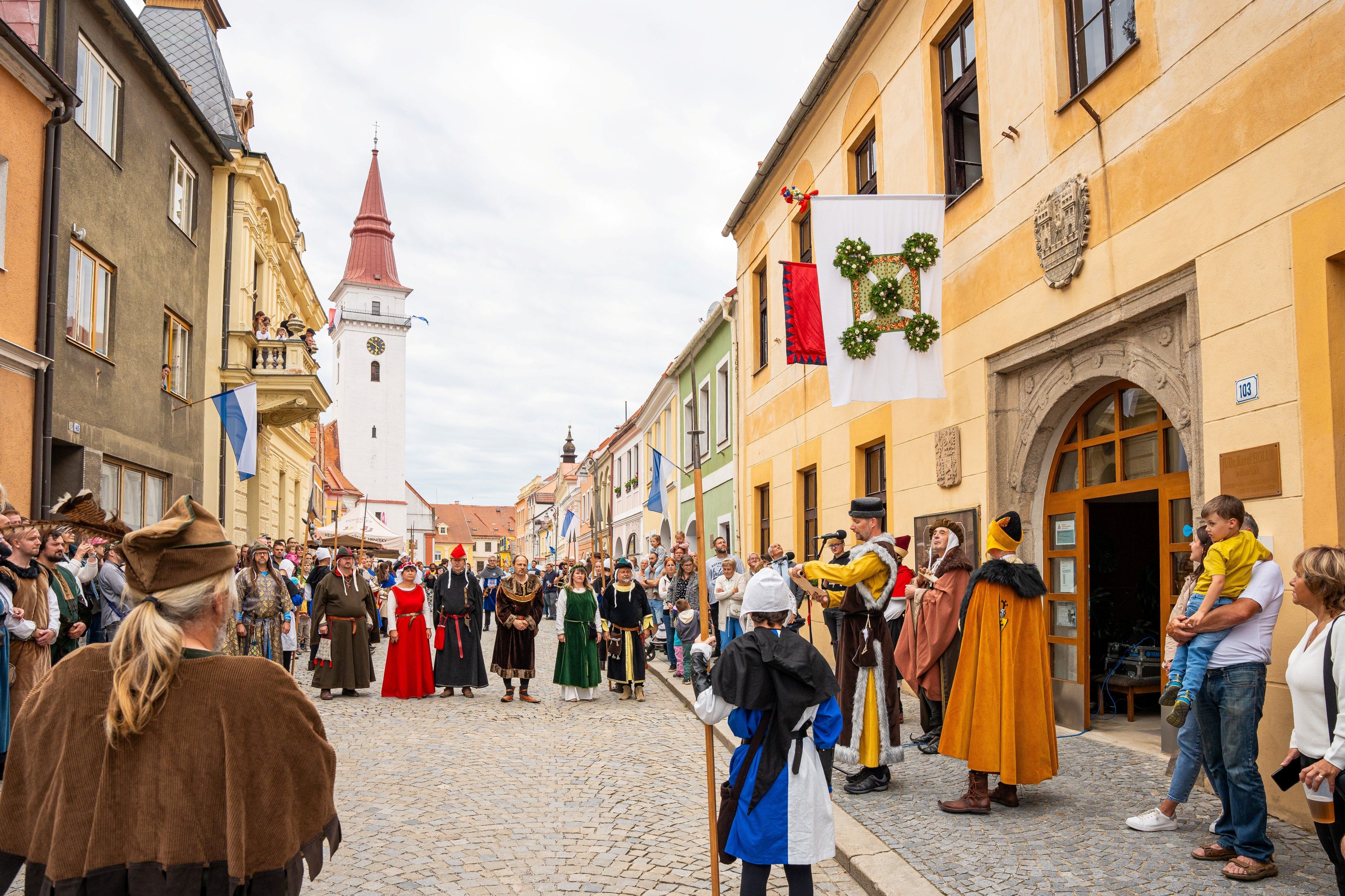 Slavnost Barchan začíná vždy v pátek odpoledne vyvěšením praporu. Foto David Baštář. Slavnost Barchan začíná vždy v pátek odpoledne vyvěšením praporu. Foto David Baštář.
