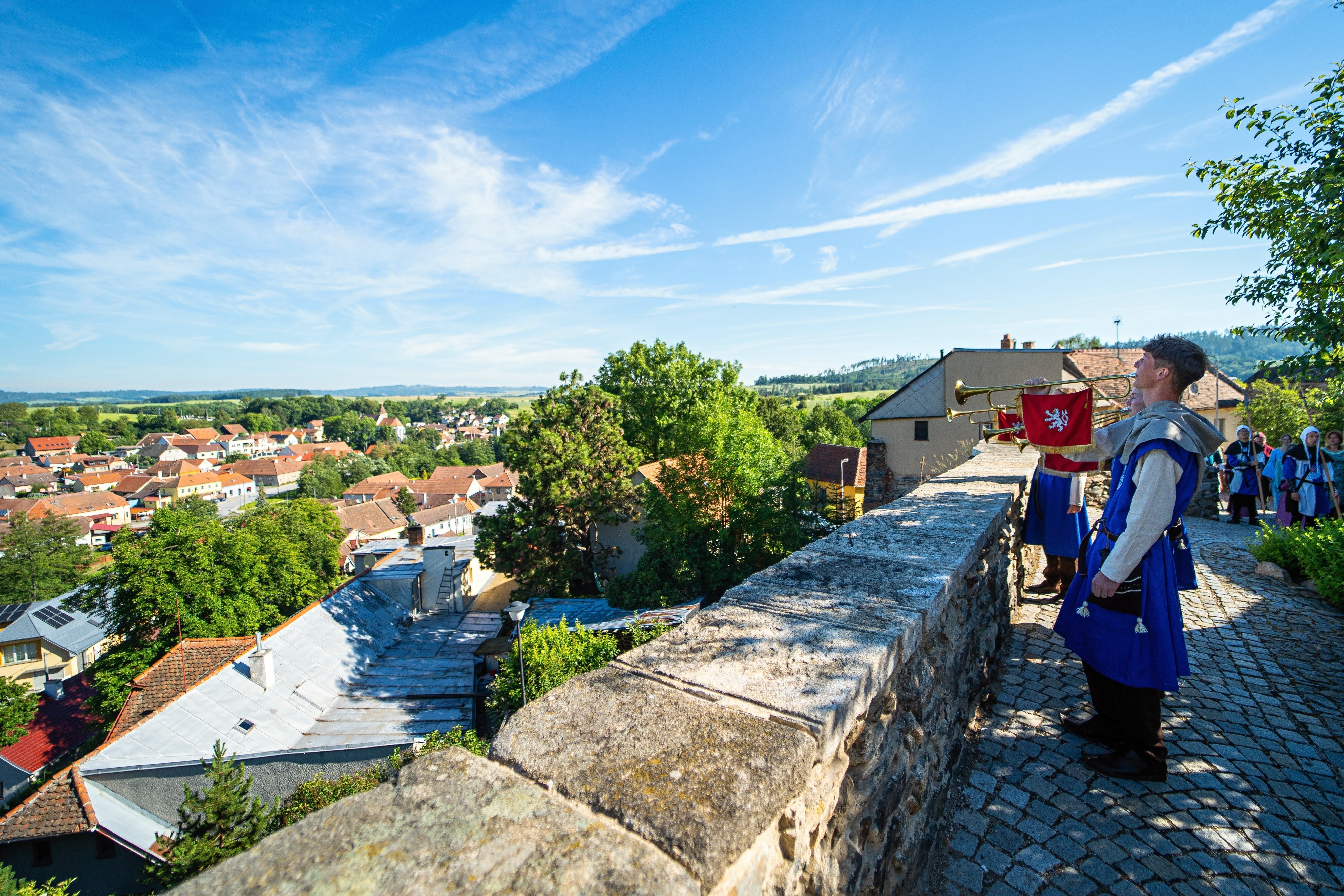 V sobotu ráno budí Jemnické bubeníci na hradbách. Foto David Baštář. V sobotu ráno budí Jemnické bubeníci na hradbách. Foto David Baštář.