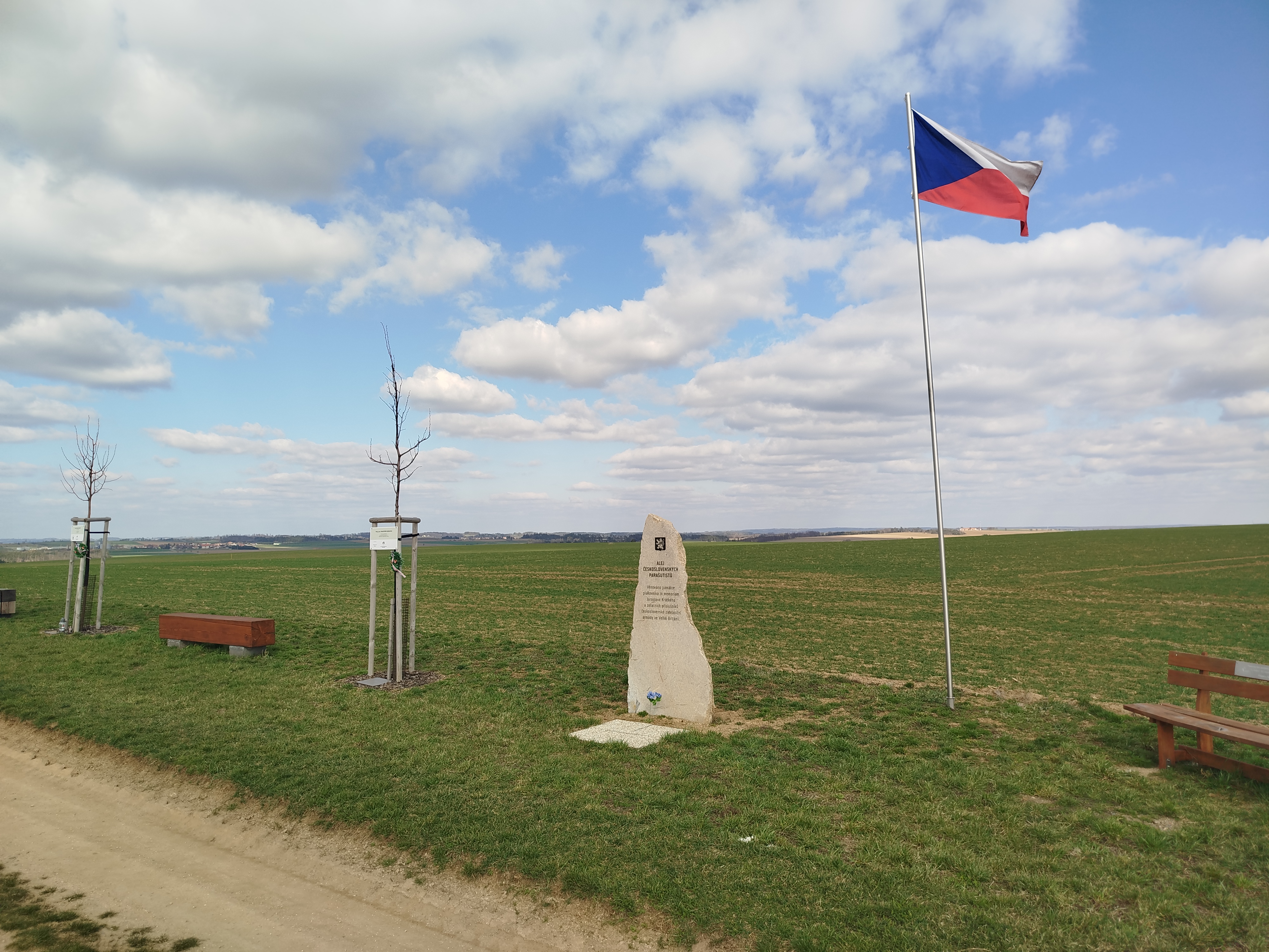Alej československých parašutistů. Alej česk,oslovenských parašutistů nedaleko Třebíče.
