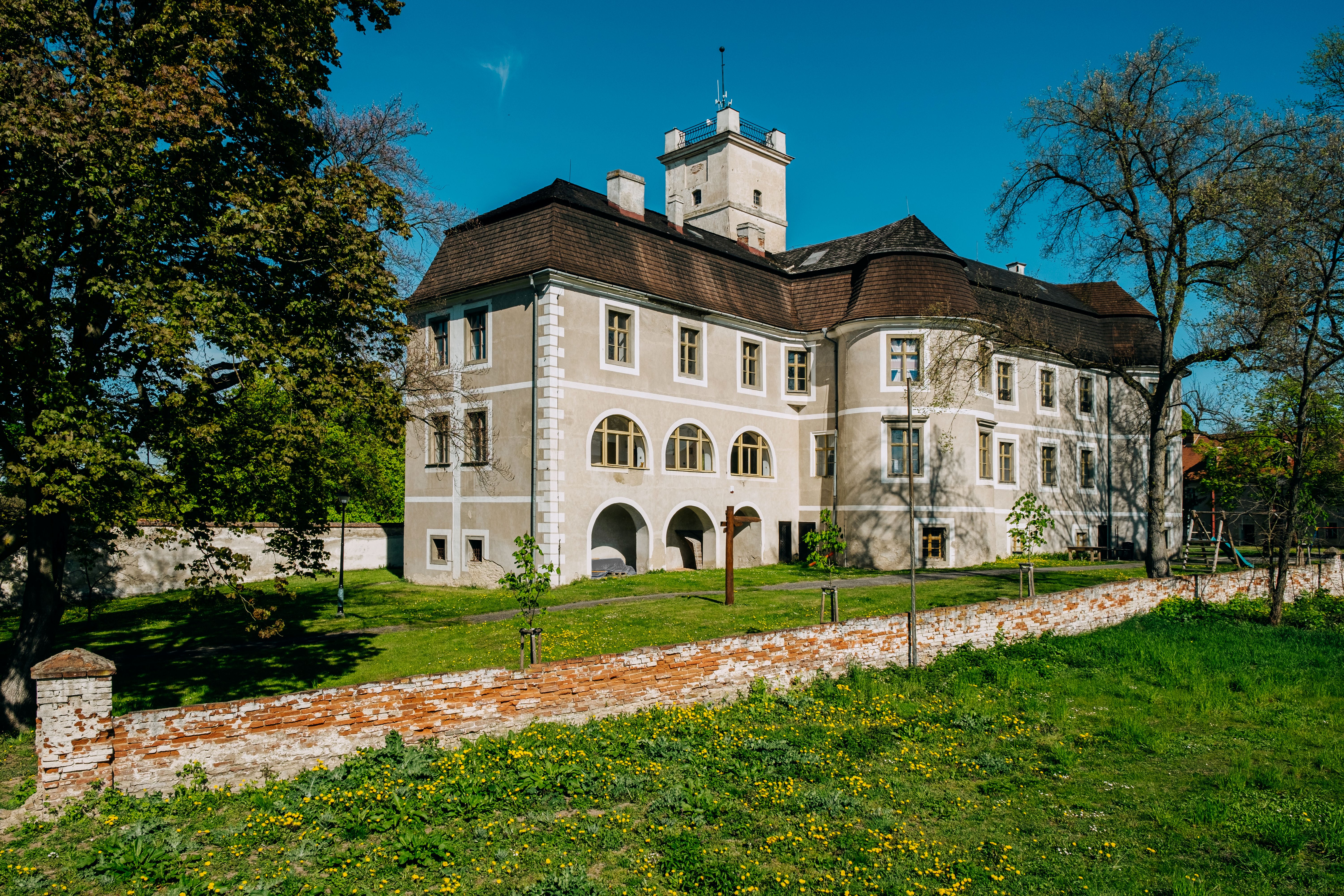 Police-zámek Jedna z expozic na zámku v Polici u Jemnice je věnována československým letcům.