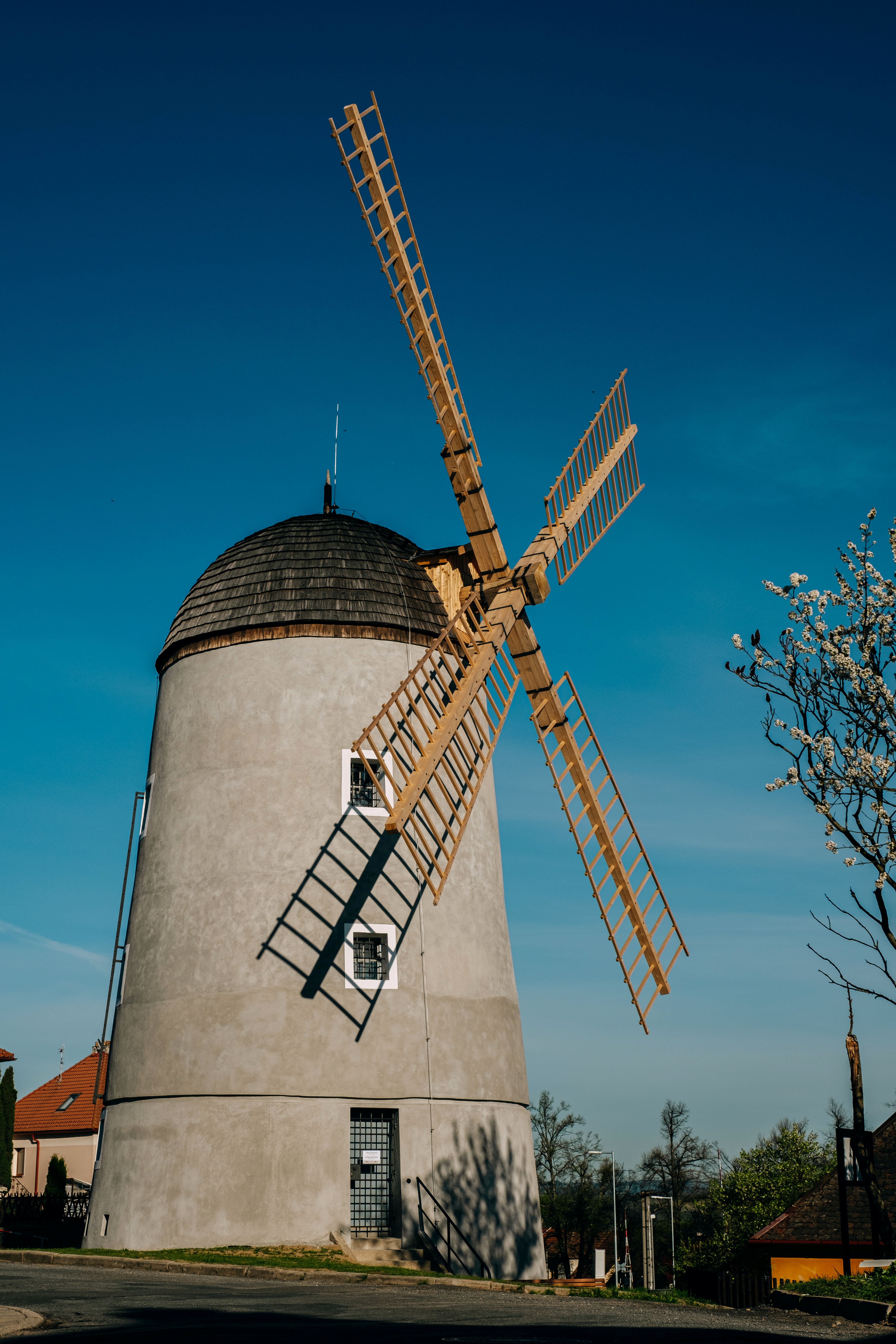Větrný mlýn mlel v minulosti kůru na tříslo používané koželuhy. Foto Pavel Rybníček. Větrný mlýn mlel v minulosti kůru na tříslo používané koželuhy. Foto Pavel Rybníček.