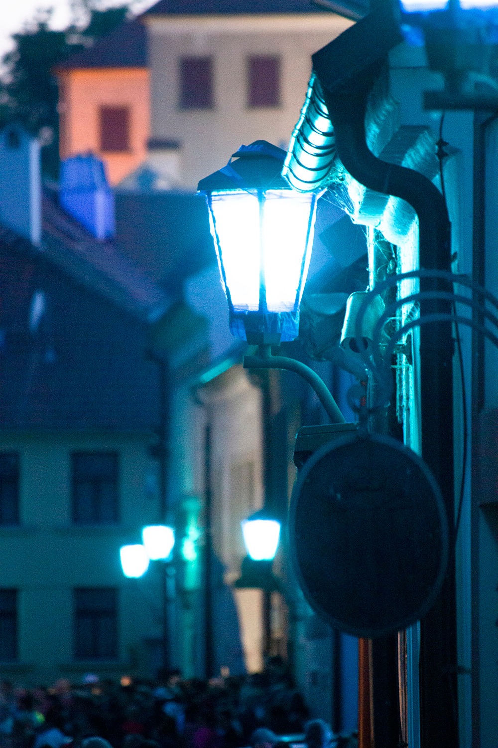 Modré lampy patří tradičně k festivalu Zámostí. Foto Petr Ondráček. Modré lampy patří tradičně k festivalu Zámostí. Foto Petr Ondráček.