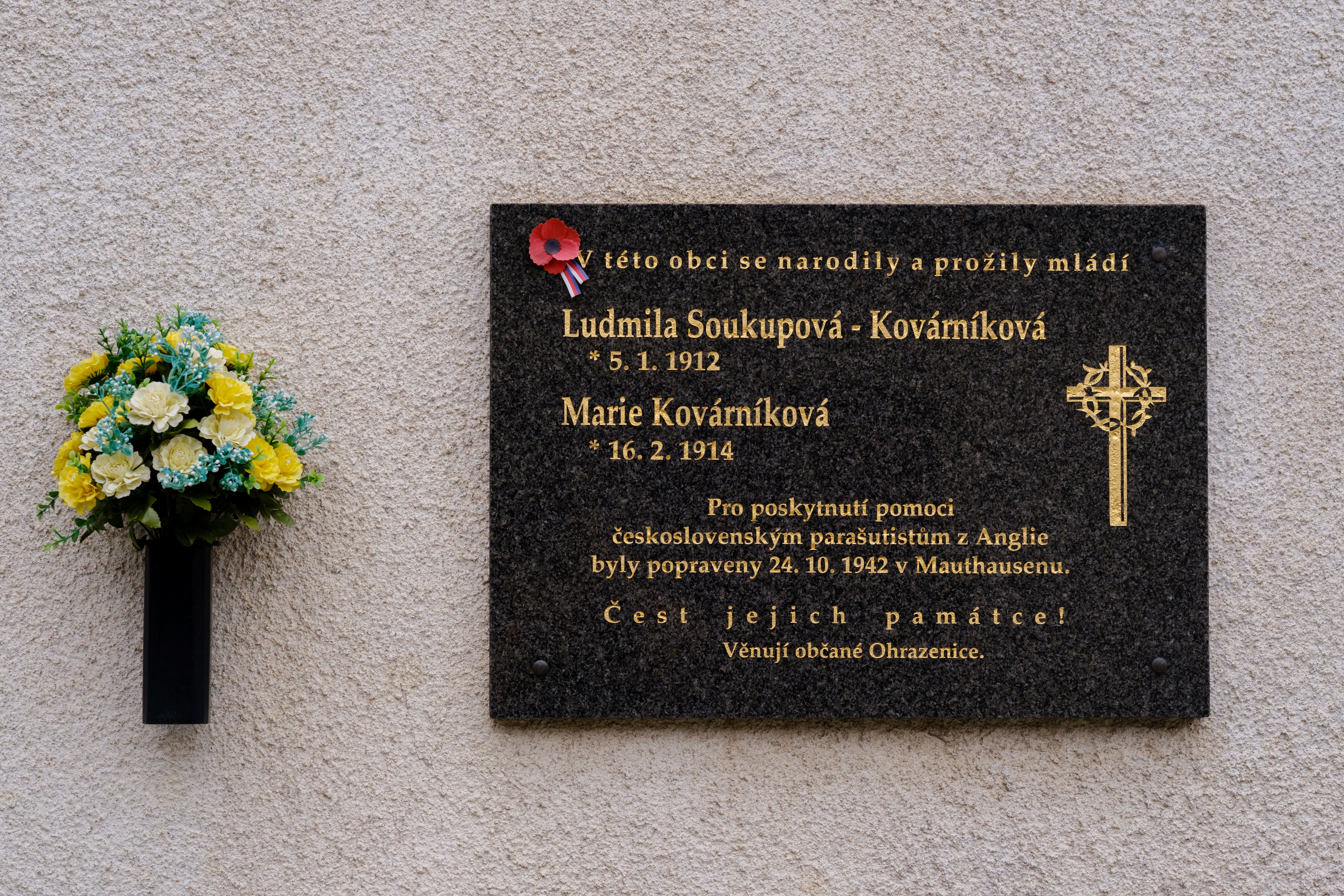 Na rodném domě sester Kovárníkových v Ohrazenici je dnes pamětní deska. Foto Bára Jahodová. Na rodném domě sester Kovárníkových v Ohrazenici je dnes pamětní deska. Foto Bára Jahodová.